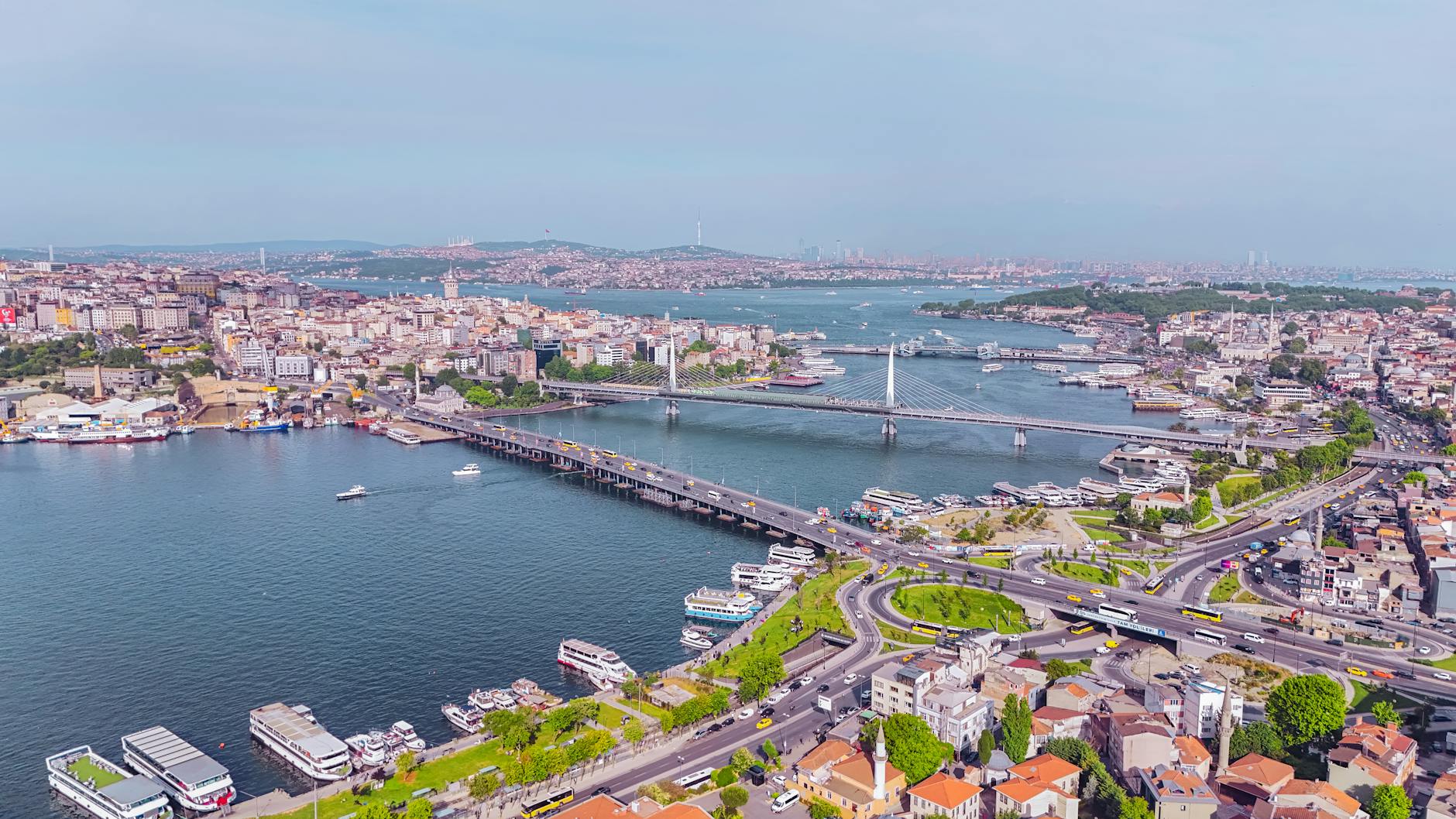 할리치 해안의 여러 다리와 이스탄불 도심 풍경을 한눈에 담은 항공 사진입니다.