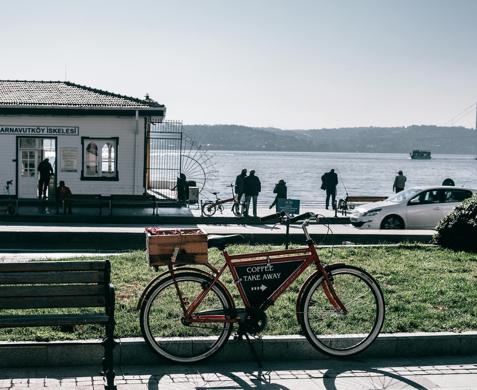 아르나부트쾨이의 화려한 목조 저택들과 보스포루스 해안선을 즐기는 반나절 산책 코스