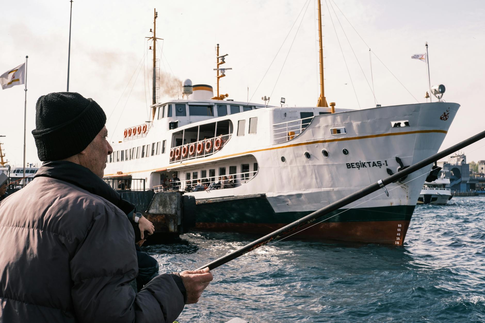이스탄불 베식타시 해안가에서 낚시를 즐기는 시민과 페리 선착장의 모습입니다.