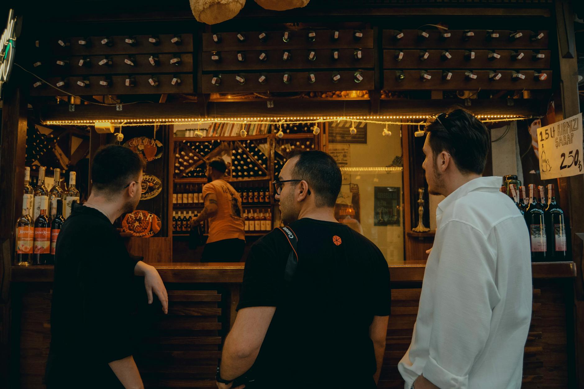 베이올루의 활기찬 로컬 와인바에서 와인을 주문하며 즐거운 시간을 보내는 사람들.