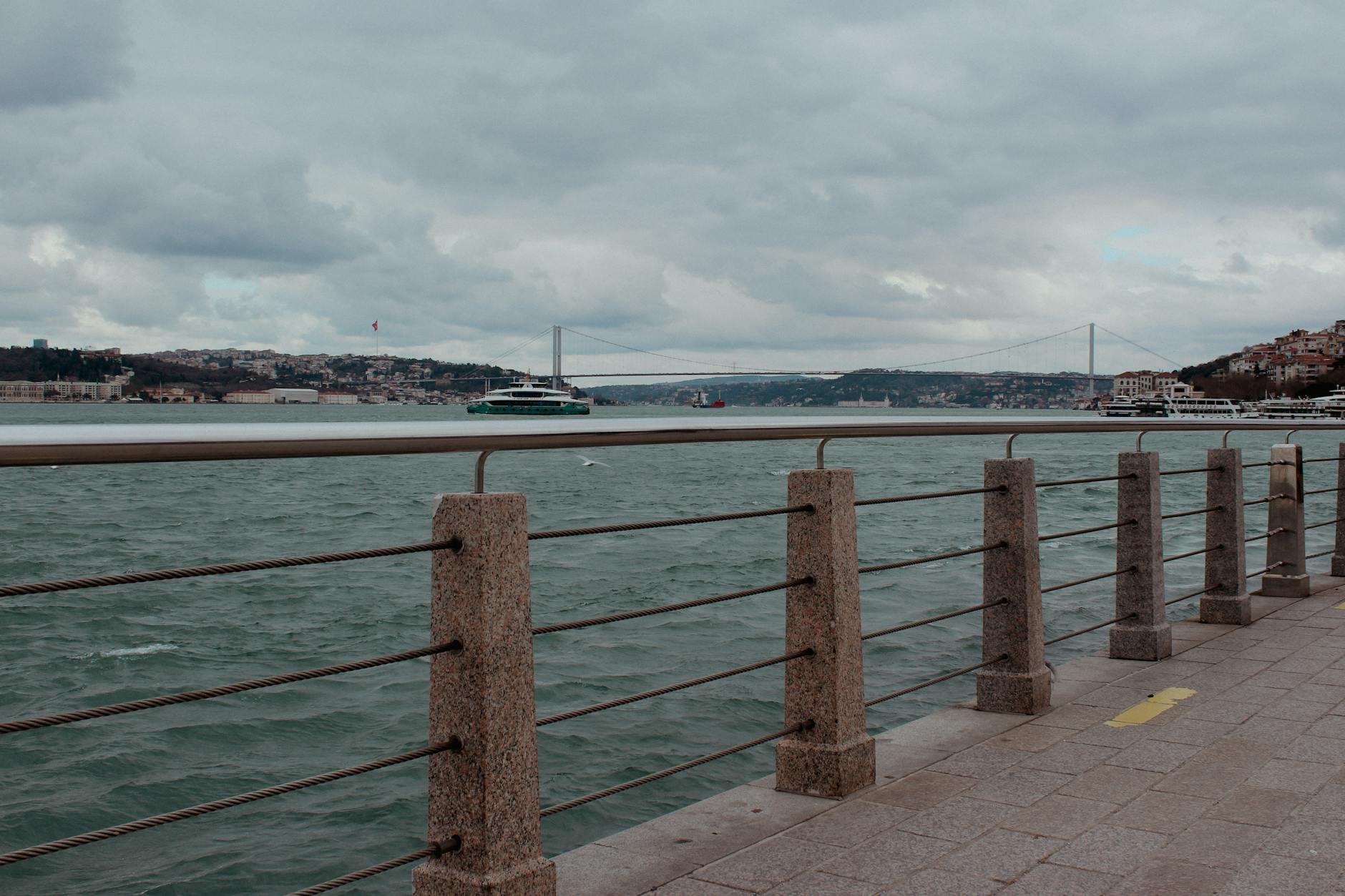 루멜리 히사르에서 에미르간으로 이어지는 보스포루스 해안 산책로의 모습입니다.