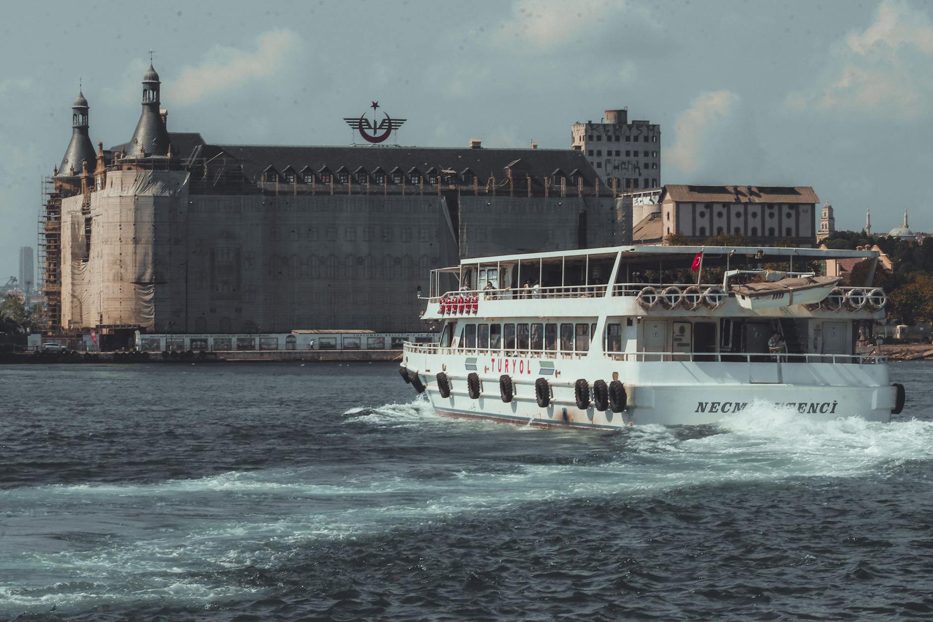아시아 쪽 선착장으로 향하며 유럽에서 아시아로 승객을 실어 나르는 페리입니다.