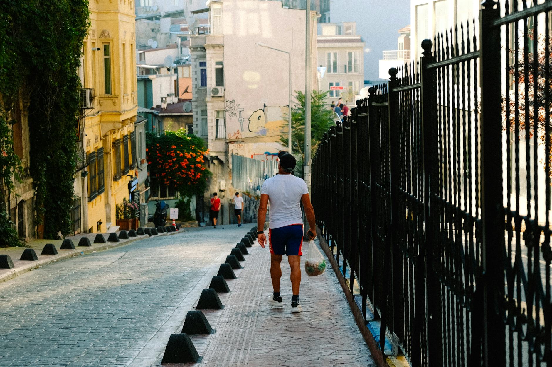 탁심의 아르데코 건축을 따라 카바타쉬로 내려가는 귀뮈슈수이 산책로와 전망 포인트