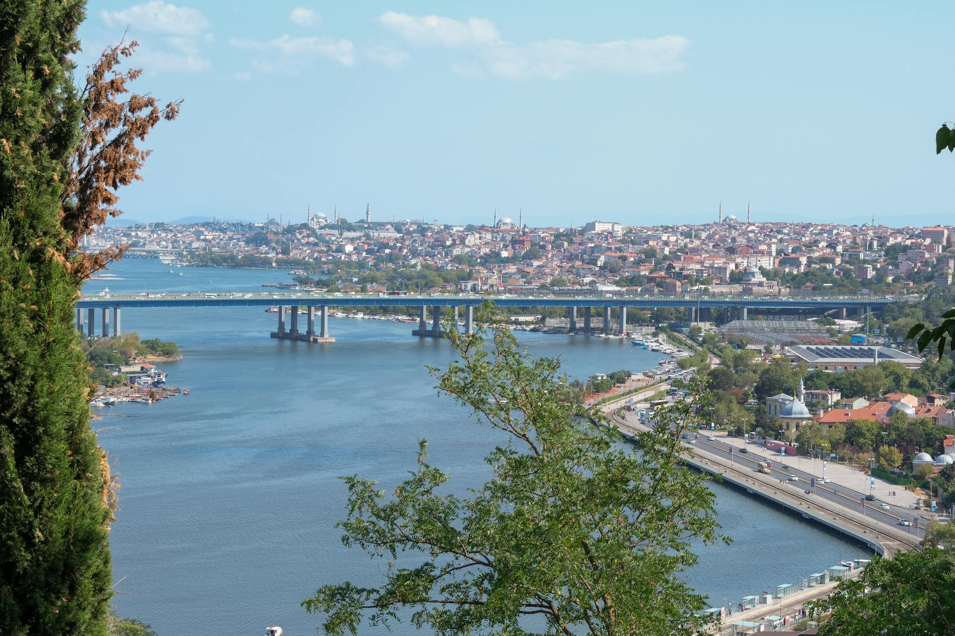 에위브의 피에르 로티 언덕에서 내려다본 할리치 해안과 트램 노선 전경입니다.