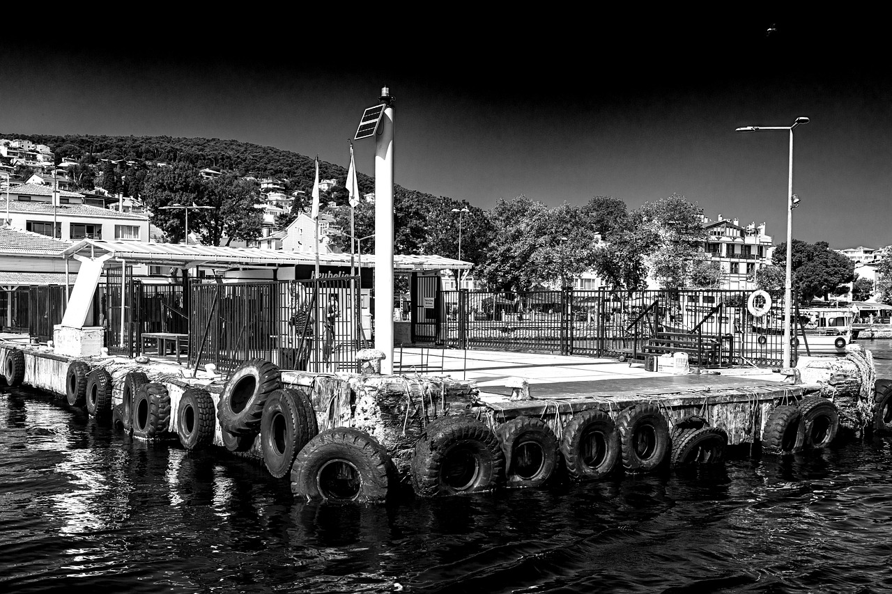 헤이벨리아다 섬 여행의 시작점인 여객선 터미널의 입구와 선착장 주변 풍경입니다.