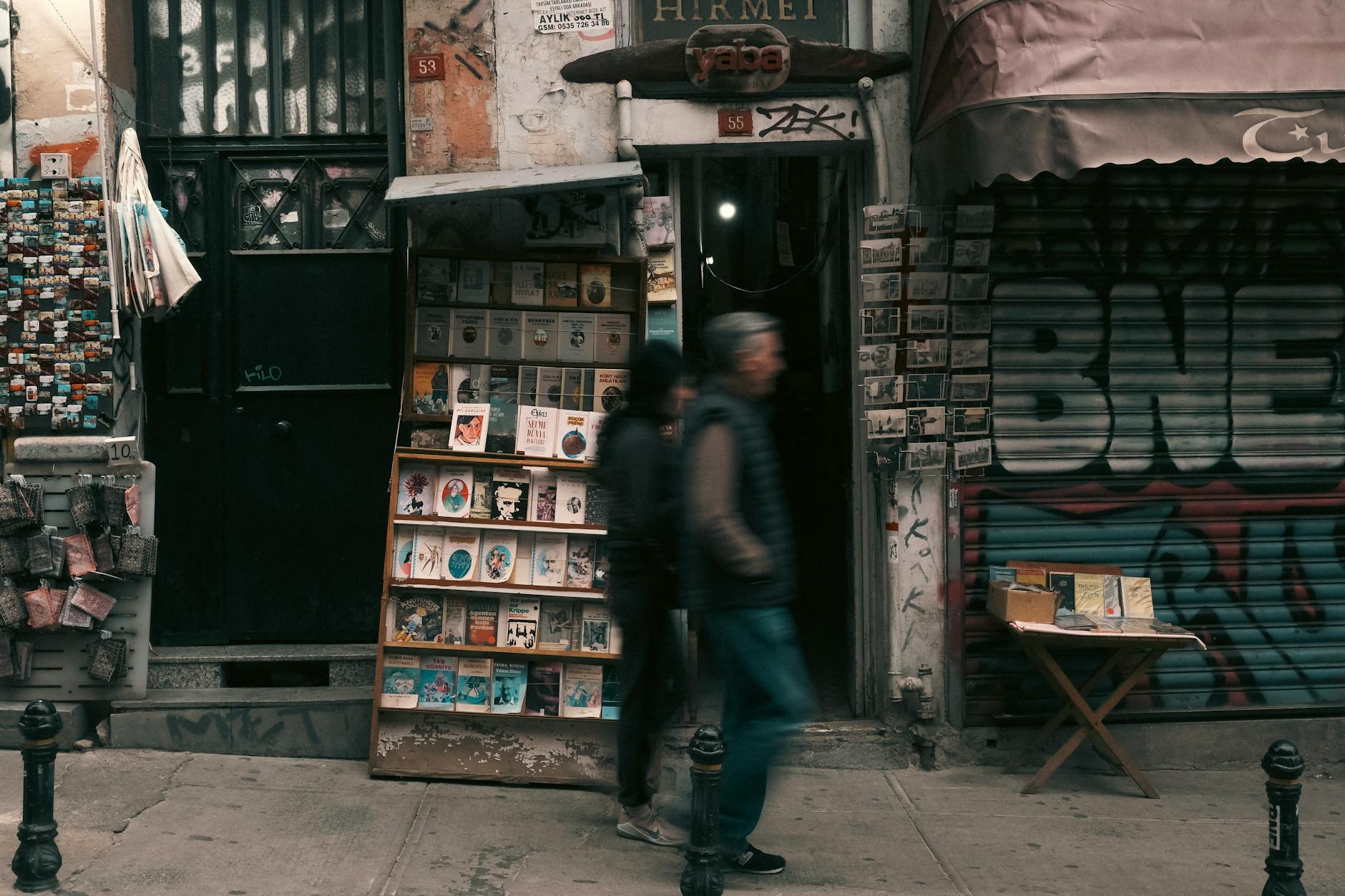 베이올루 뒷골목에 자리 잡은 작고 아담한 독립 서점의 정겨운 야외 서가 풍경입니다.