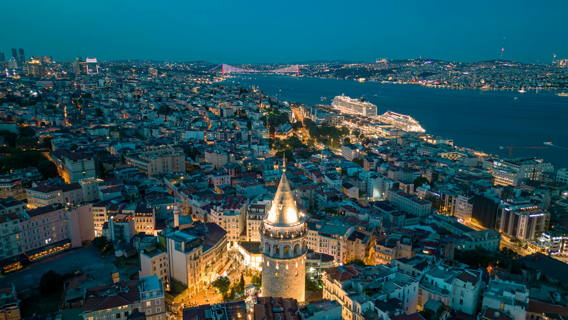 이스탄불 베이올루 지구와 갈라타 탑의 화려한 야경이 펼쳐진 아름다운 도시 전경입니다.