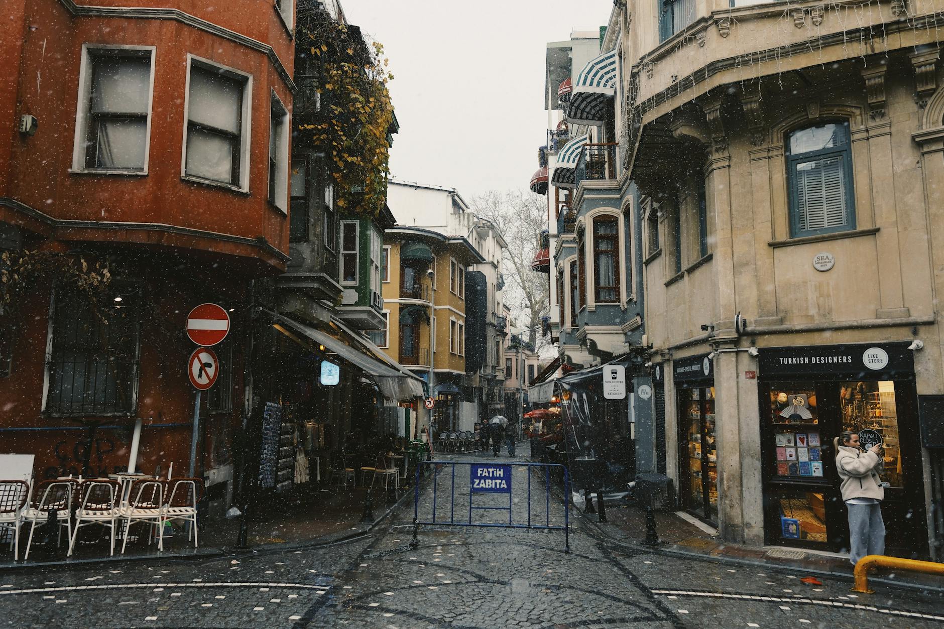 눈 내리는 이스탄불 파티흐 지구의 고즈넉한 전통 골목 풍경입니다.