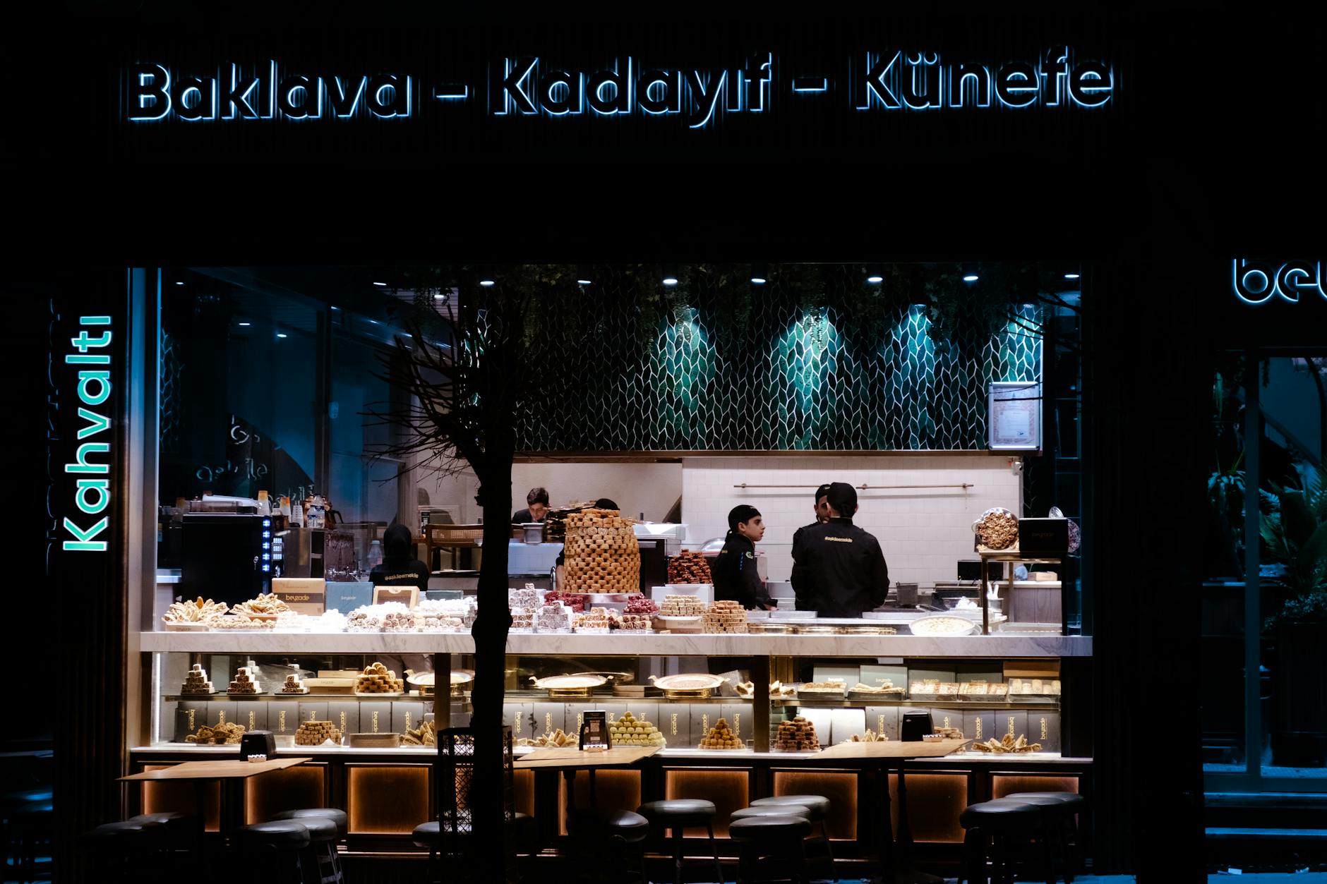 밤거리를 밝히는 이스탄불의 정통 퀴네페와 바클라바 전문점의 화려한 매장 외관입니다.