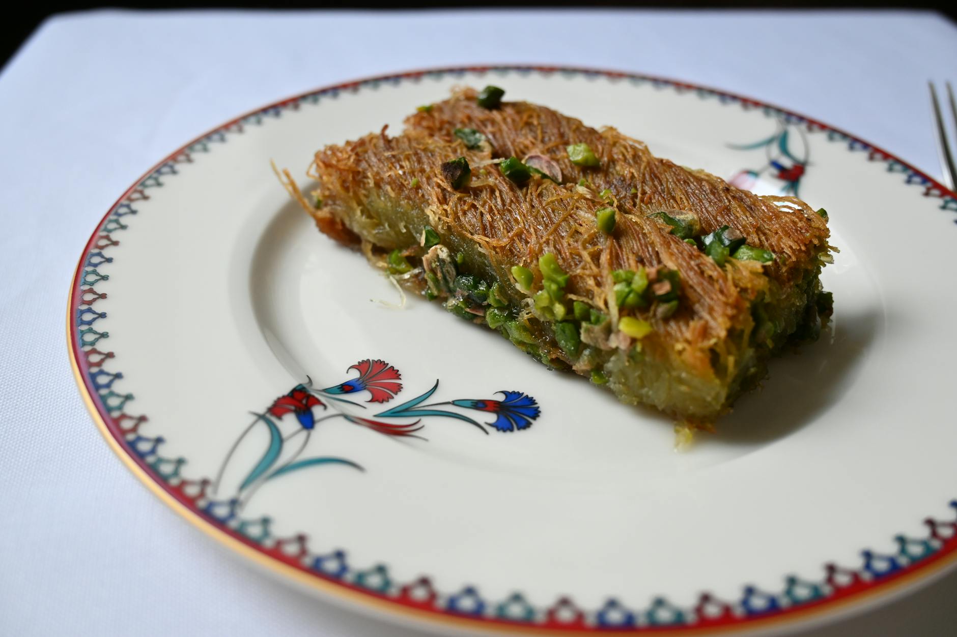 이스탄불 퀴네페 전문점에서 맛볼 수 있는 피스타치오 토핑이 가득한 정통 터키 디저트입니다.