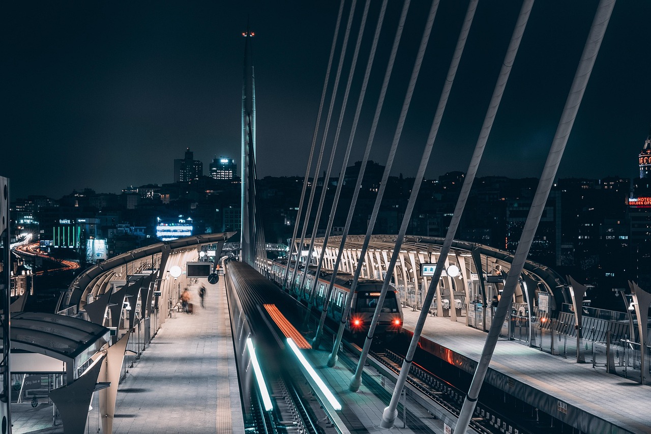 이스탄불 시내를 관통하며 야경이 아름다운 할리치 메트로 다리 승강장 풍경입니다.