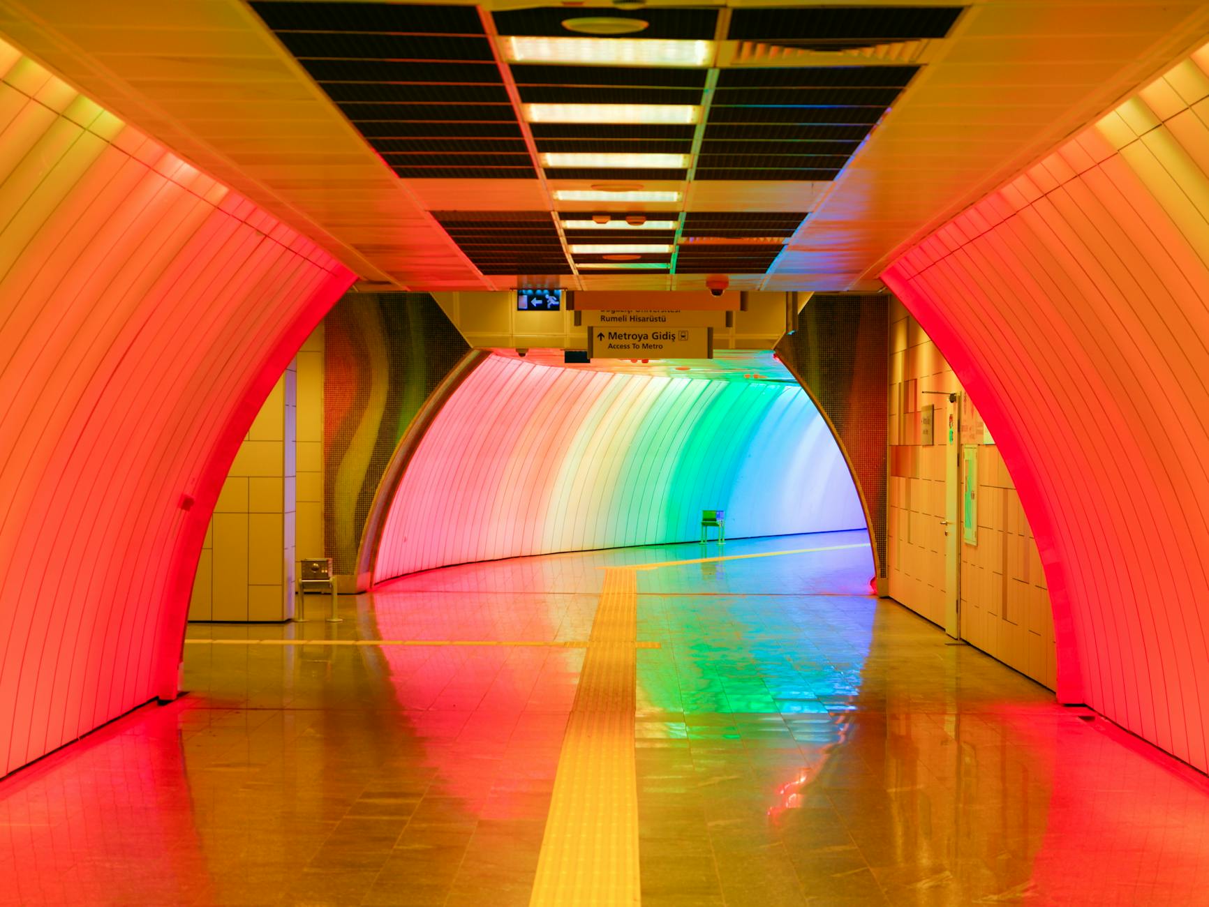 이스탄불 루멜리 히사뤼스튀역의 환상적인 무지개 빛 조명이 설치된 지하철 환승 통로입니다.