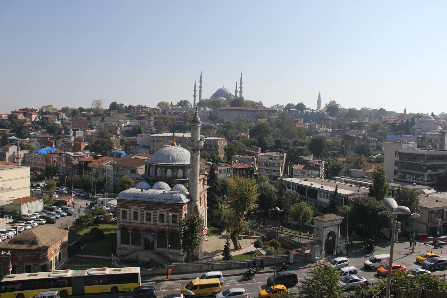 이스탄불 제이레크 언덕에서 내려다본 오래된 시가지와 멀리 보이는 사원의 풍경