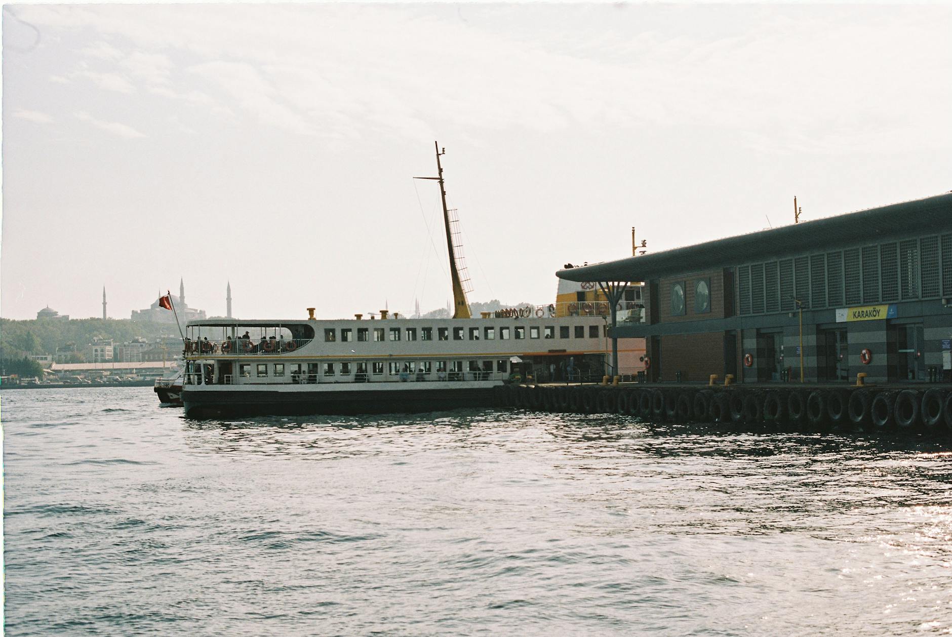 카라쾨이 선착장에 정박 중인 페리와 건너편의 이국적인 이스탄불 풍경입니다.