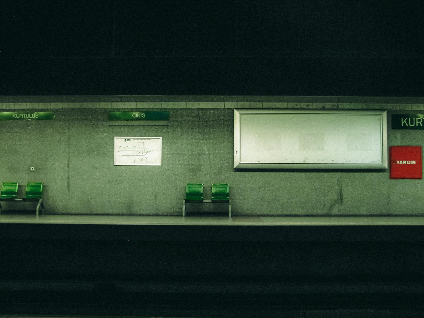 이스탄불 쿠르툴루시 지하철역 승강장에 적힌 역 이름과 조용한 플랫폼 풍경입니다.