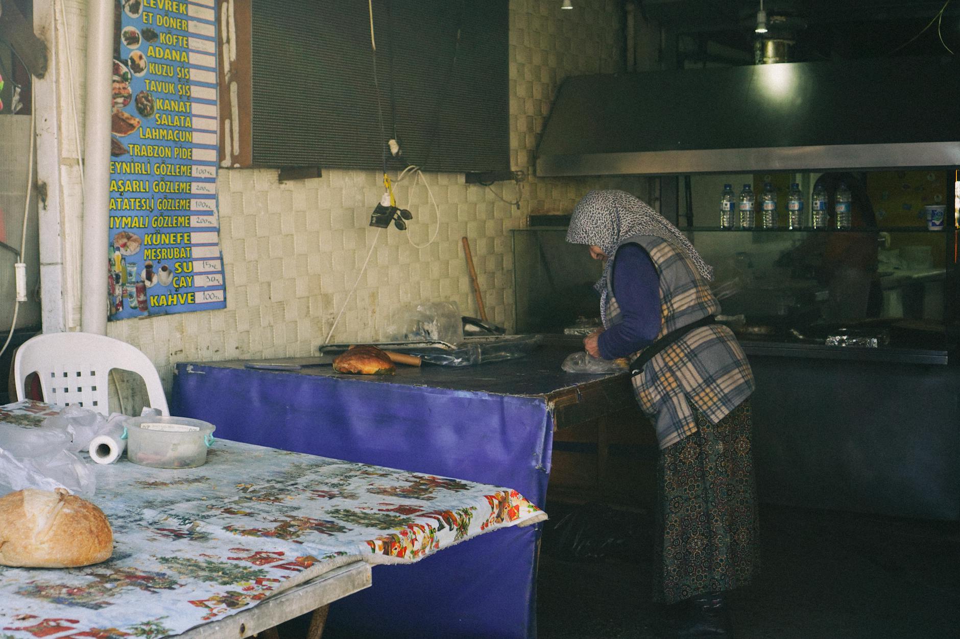 베식타시 조식 거리의 정겨운 노포에서 현지인이 아침 식사를 준비하는 모습입니다.