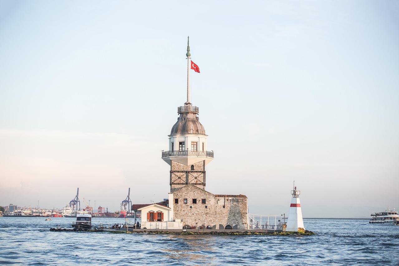 이스탄불 보스포루스 해협 한가운데 세워진 아름다운 처녀의 탑 풍경입니다.