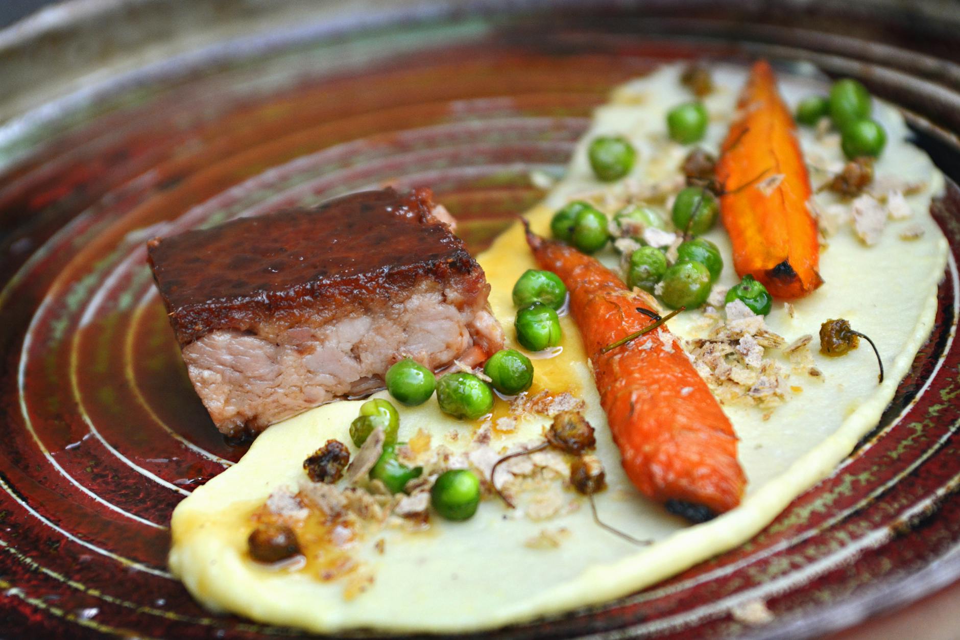 고급스러운 플레이팅이 돋보이는 이스탄불 미식 가이드 선정 맛집의 대표 고기 요리입니다.