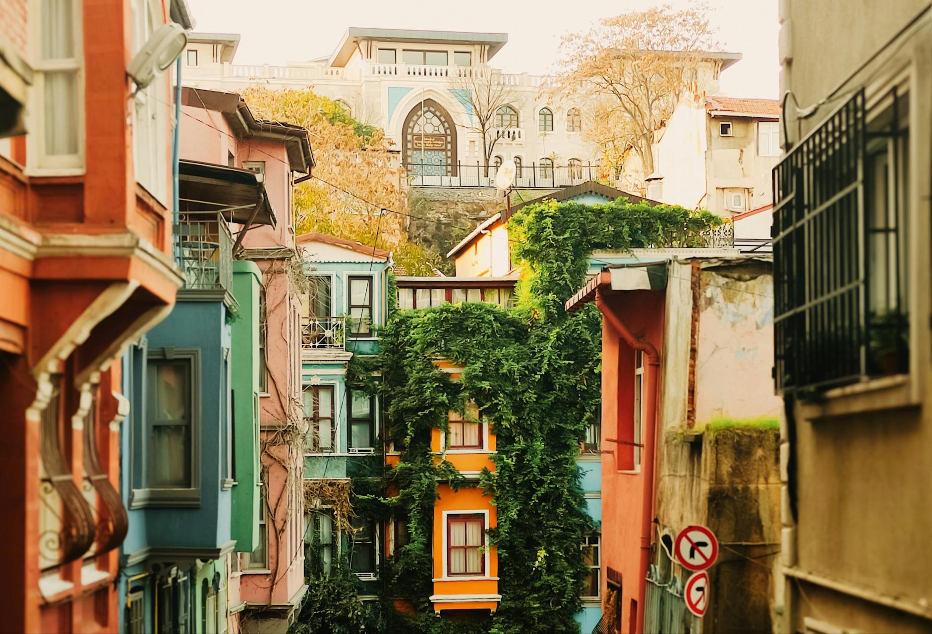 좁은 골목길 사이로 늘어선 화려한 색상의 건물들이 이국적인 풍경을 연출합니다.