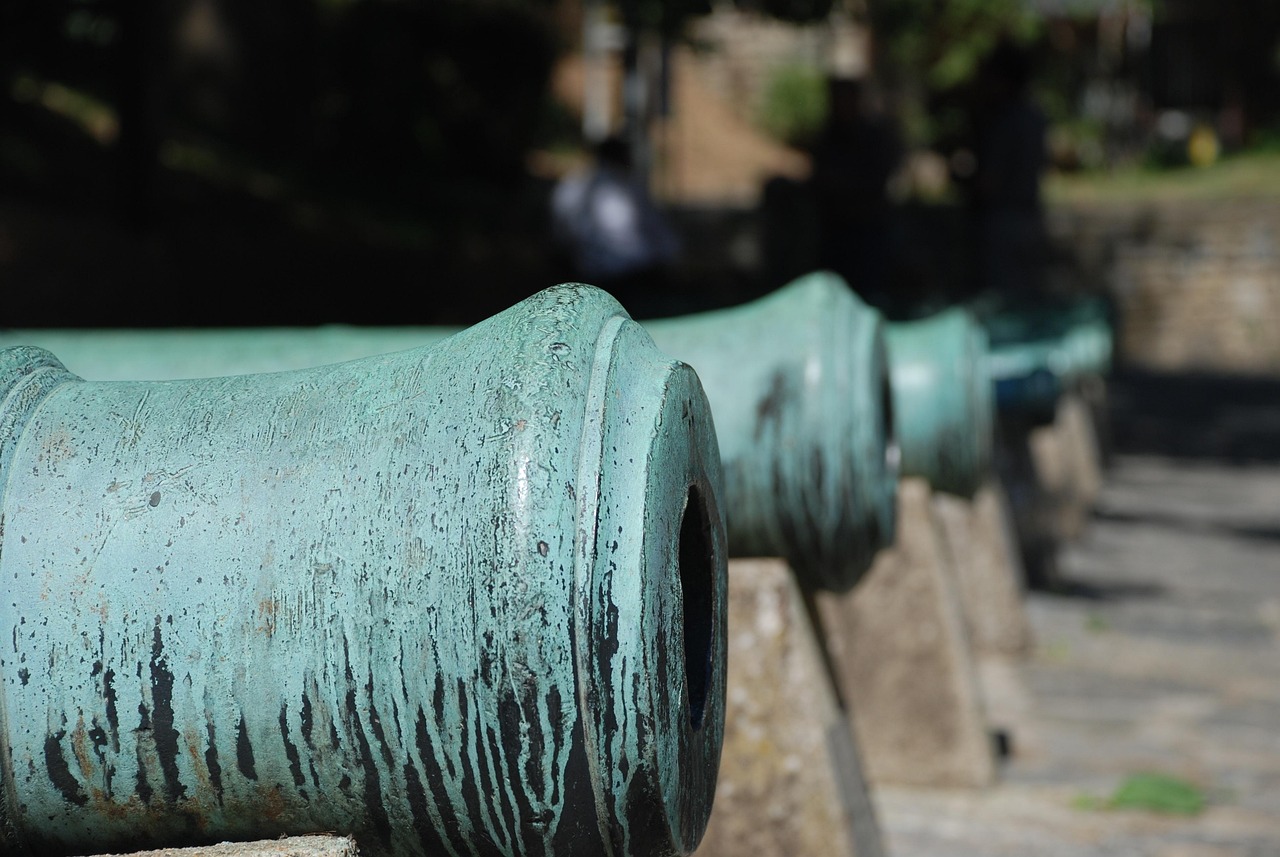 루멜리 히사르 요새 내부에 전시된 육중한 대포들이 줄지어 있는 풍경.