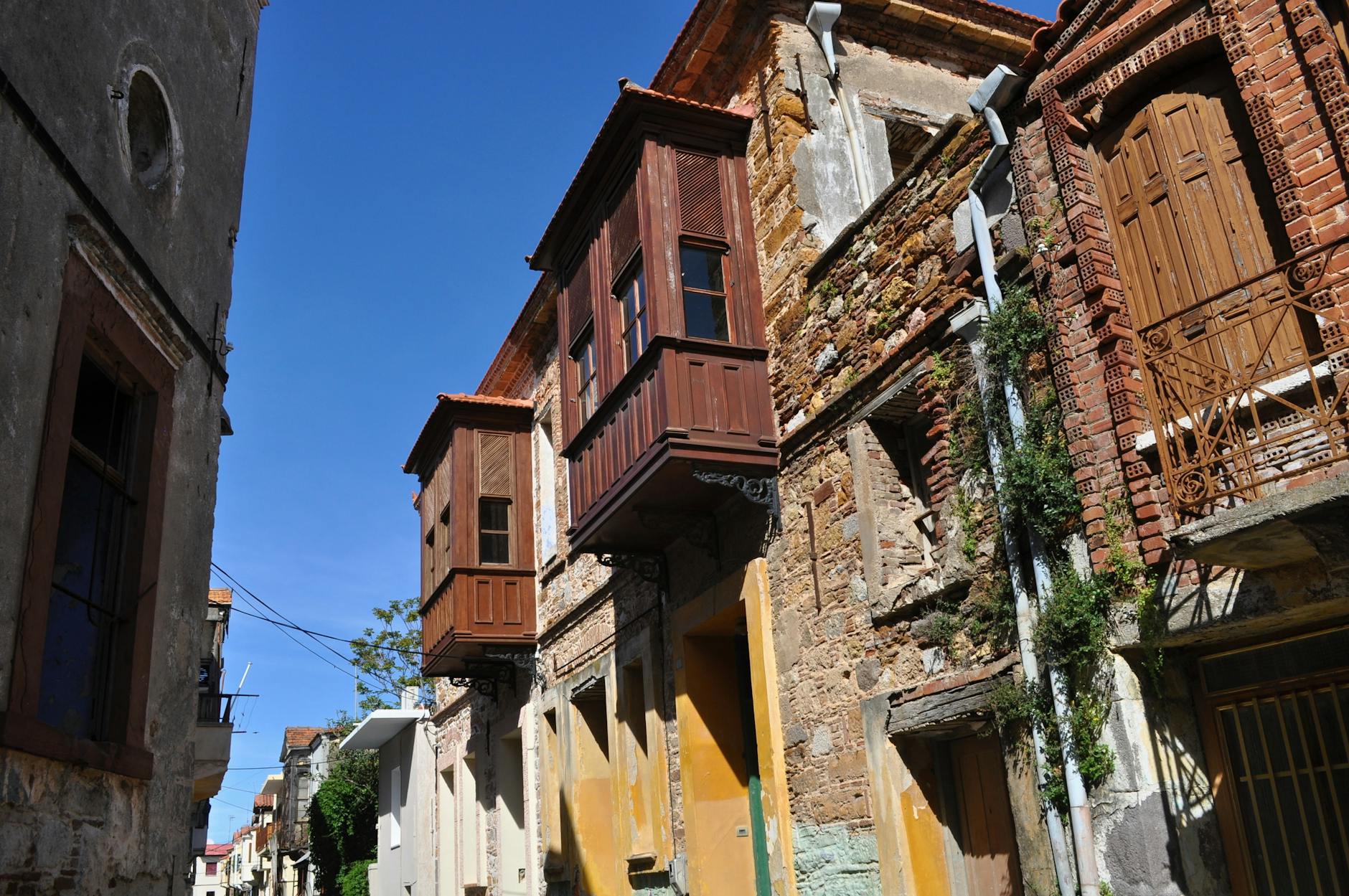 제이틴부르누 역사 지구에서 볼 수 있는 전통적인 목재 돌출 창문이 달린 오래된 건물들입니다.