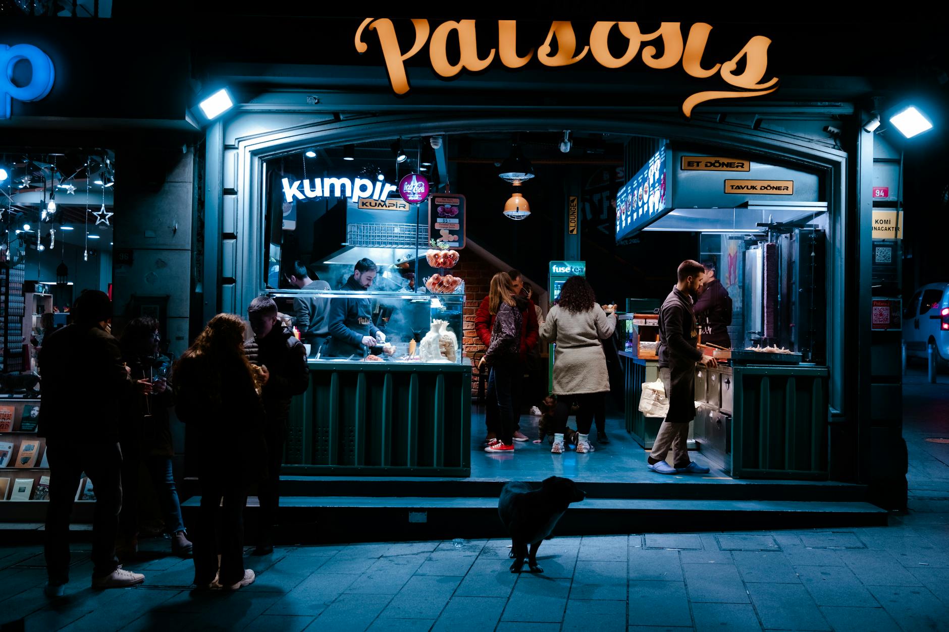 이스탄불 오르타쾨이 거리에서 밤늦게까지 운영되는 활기찬 쿰피르 맛집의 전경입니다.