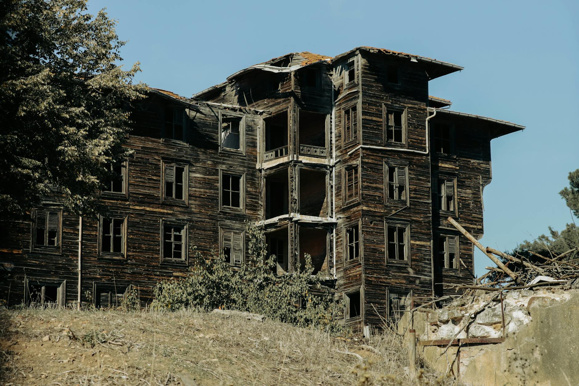 부유카다 숲길 산책 중 마주하게 되는 세계적인 목조 건축물인 그리스 고아원입니다.