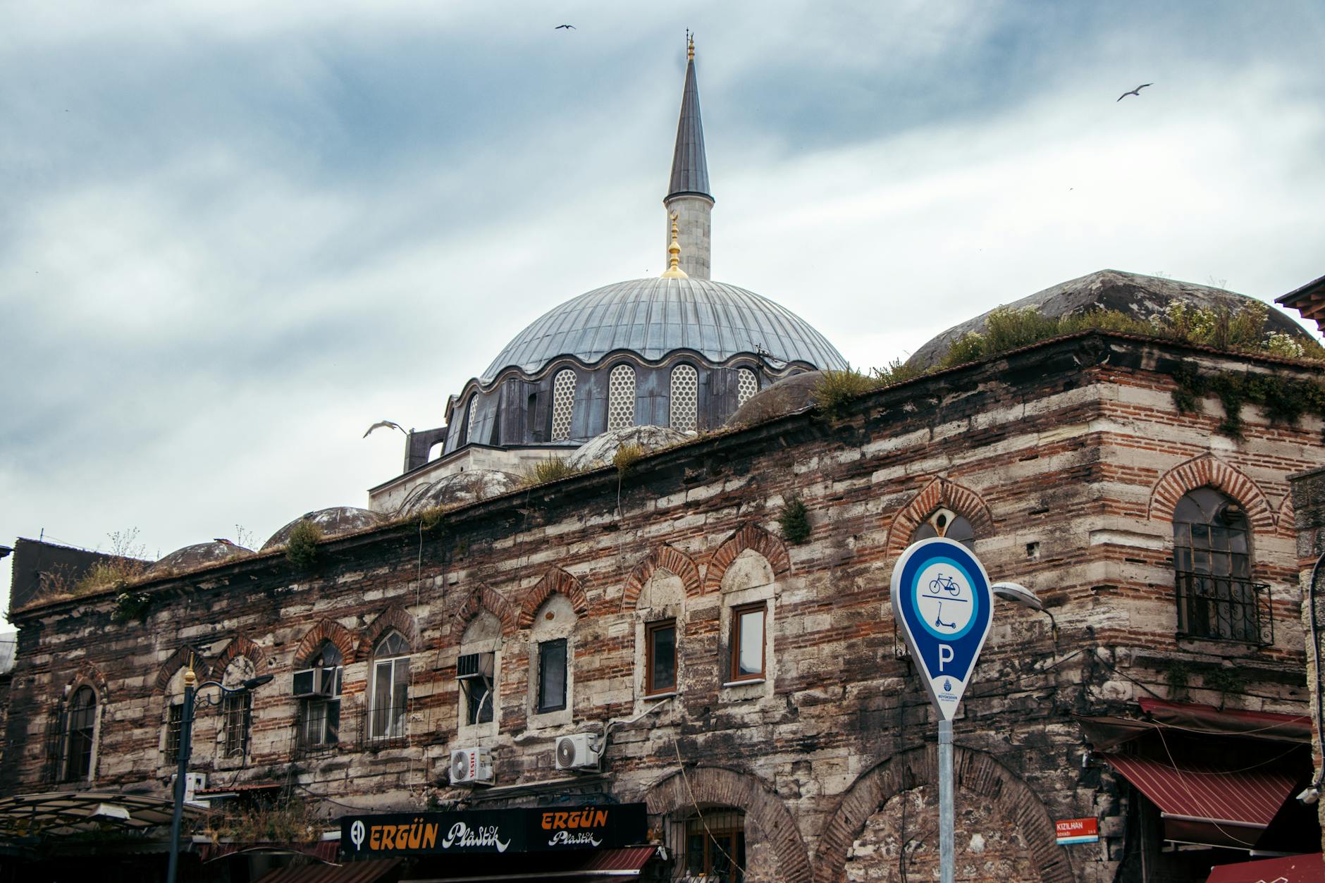 에미뇌뉘 도매 시장 인근에 위치한 뤼스템 파샤 자미의 고풍스러운 외관입니다.