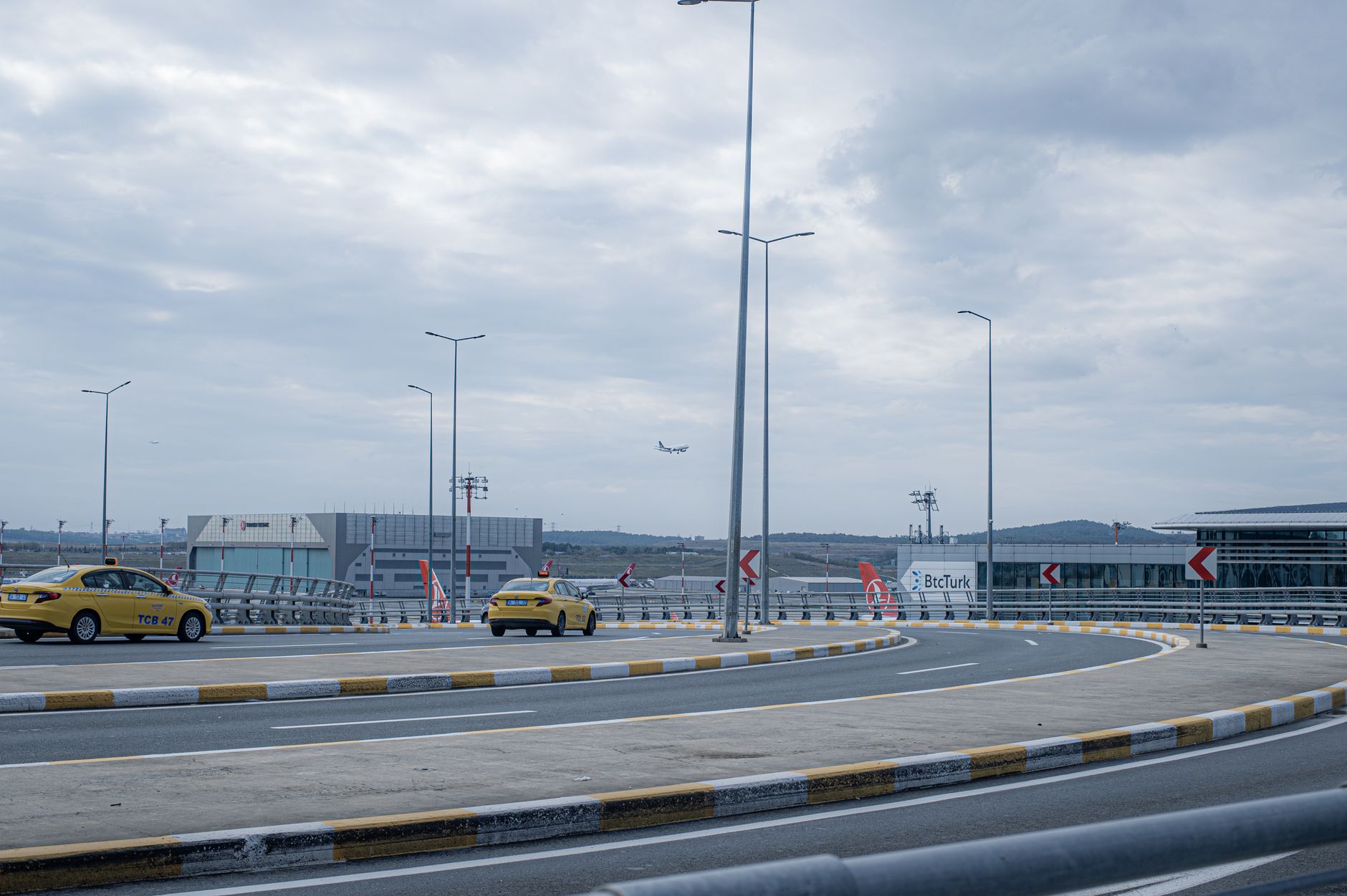 사비하 괵첸 공항 앞 도로를 달리는 이스탄불 노란색 택시들의 모습이다.