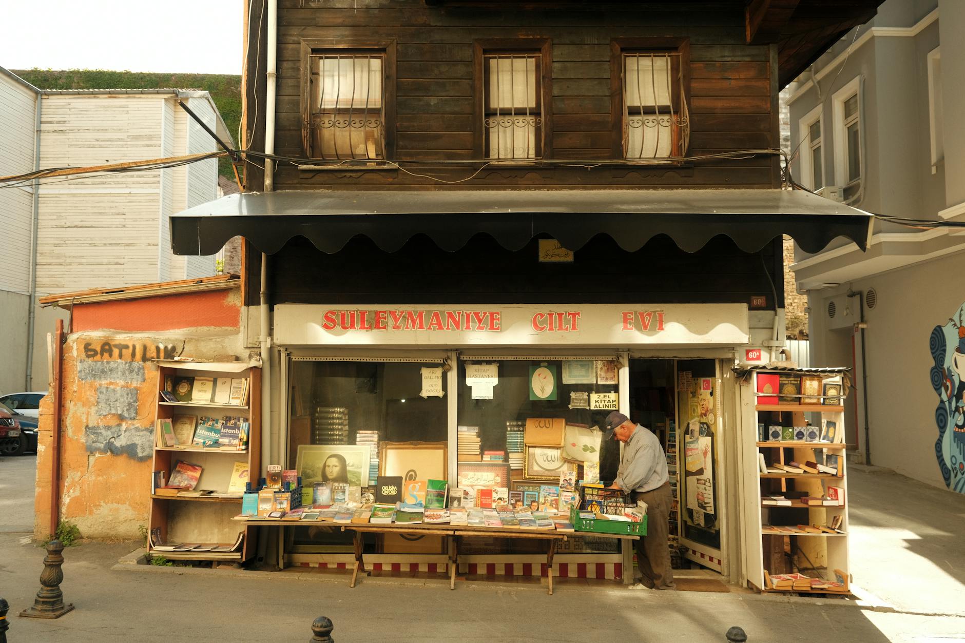 슐레이마니에 자미 주변 산책로에 위치한 정겨운 분위기의 헌책방 모습입니다.