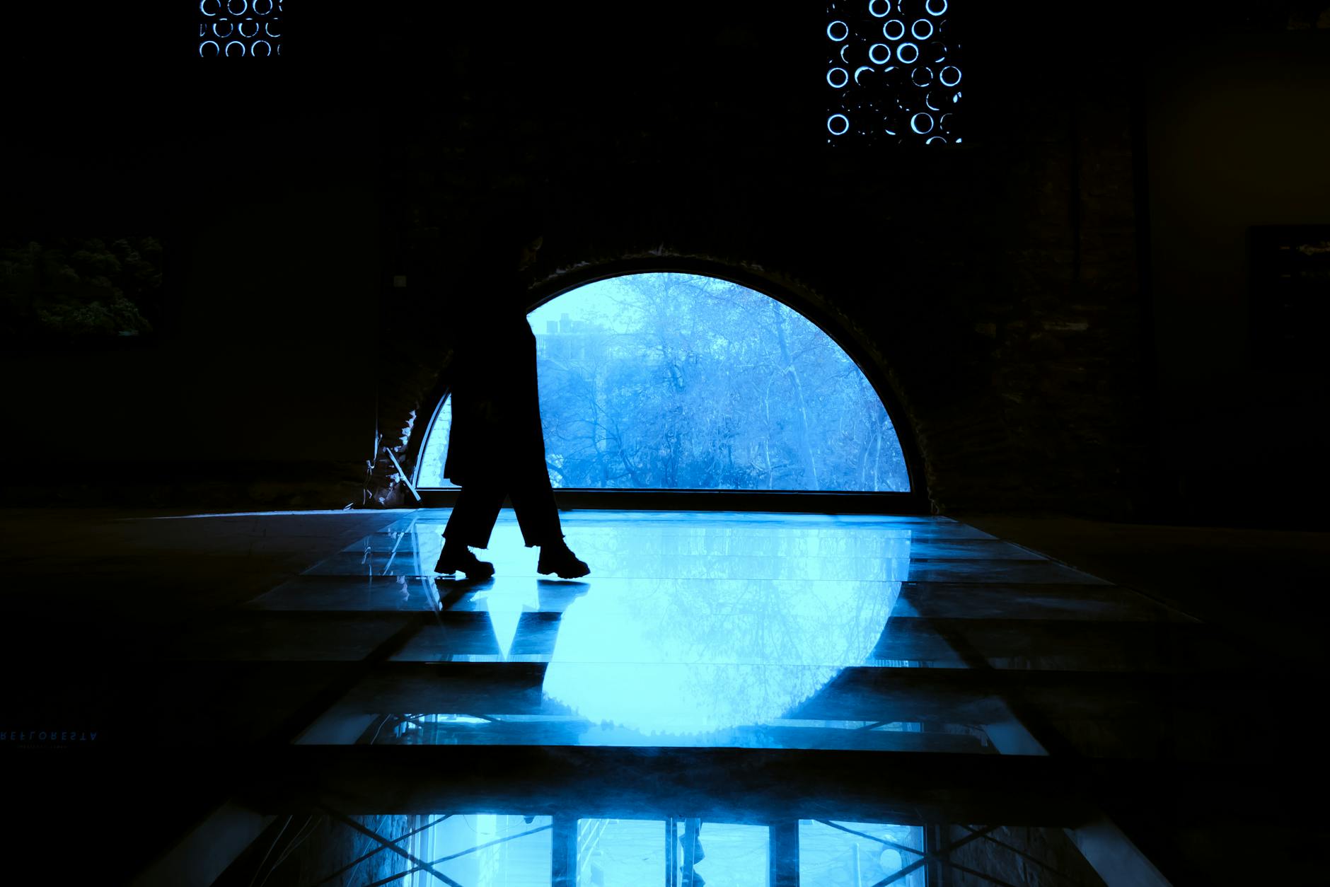 문화 전시 공간으로 사용되는 토파네이 아미레 내부의 신비로운 실루엣 풍경.