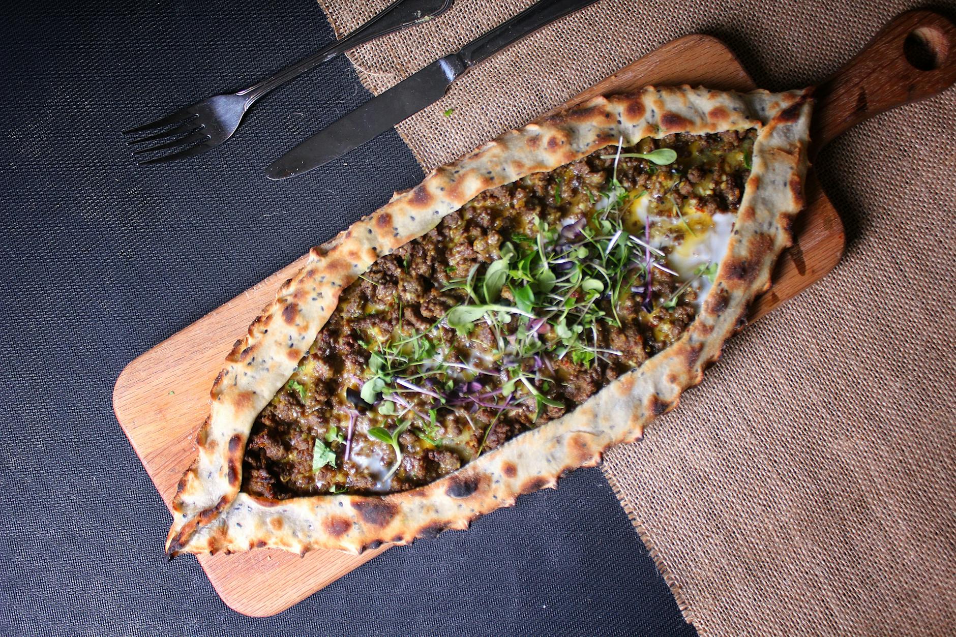 숯불 위에서 익어가는 터키식 피데와 케밥