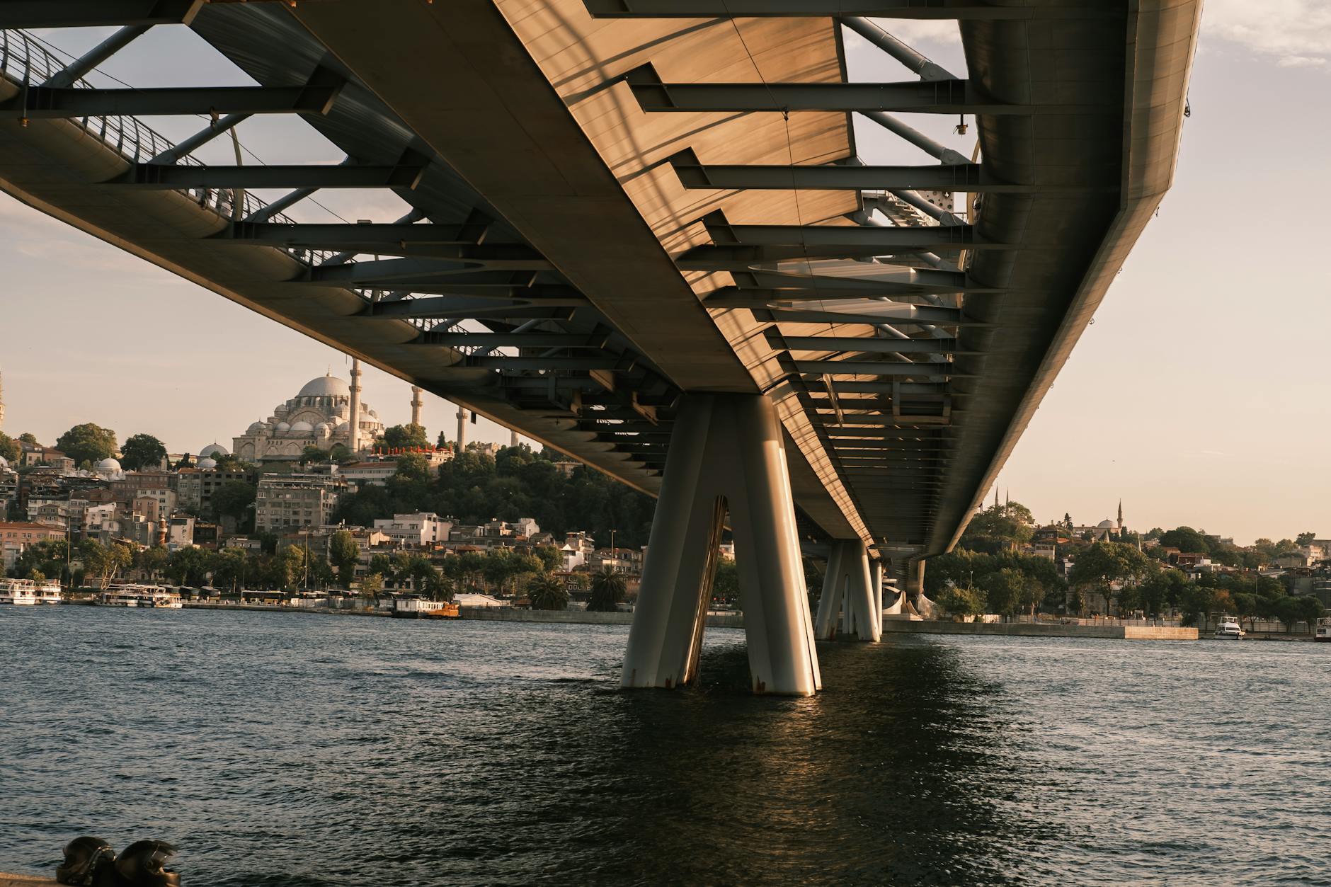 에위브와 할리치 연안의 옛 공장에서 예술 거점으로 변신한 문화 공간들을 잇는 도보 경로와 이용 팁